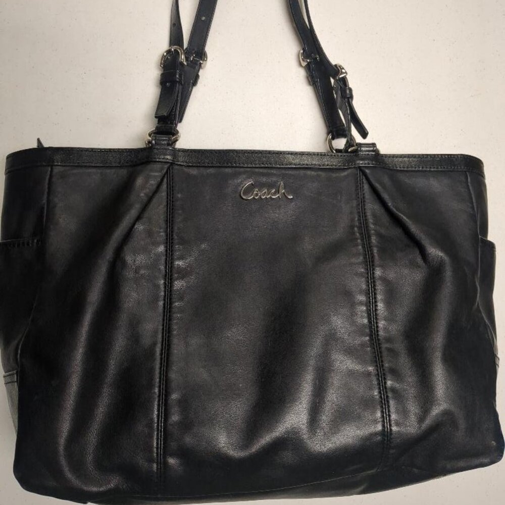 black soft leather Coach shoulder handbag/purse handles zip-close great cond